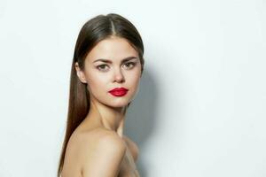 vrouw portret op zoek vooruit rood lippen kaal schouders huid zorg foto