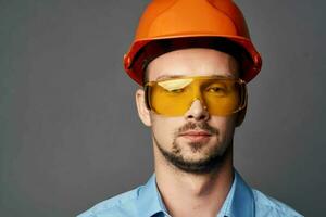 Mens in bouw uniform blauw overhemd gebaar handen emoties werk foto