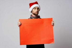 knap Mens in een Kerstmis hoed met rood mockup poster geïsoleerd achtergrond foto