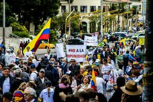 bogotá, Colombia, 2022. vredig protest marsen in Bogota Colombia tegen de regering van gustav petro. foto