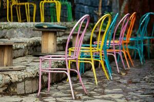 groep van kleurrijk geschilderd stoelen Bij de klein stad- van salento in Colombia foto