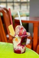 traditioneel zoet water ijs met fruit gebeld cholado in de stad van cali in Colombia foto