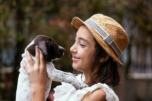 mooi jong meisje hebben pret met haar klein Frans braque puppy foto