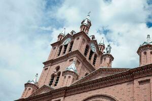 facade van de minor basiliek van de heer van wonderen gelegen in in de historisch centrum van de stad van guadalajara de buga in Colombia foto