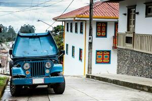 traditioneel van de weg af voertuig geparkeerd Bij een mooi straat in de klein stad- van salento gelegen Bij de regio van quindio in Colombia foto