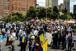 bogotá, Colombia, 2022. vredig protest marsen in Bogota Colombia tegen de regering van gustav petro. foto