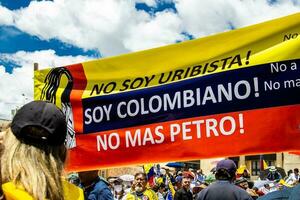 bogotá, Colombia, 2022. vredig protest marsen in Bogota Colombia tegen de regering van gustav petro. foto