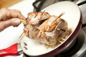 verschroeiend en Koken rundvlees lende medaillons. filet mignon voorbereiding. foto