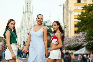 toeristen wandelen langs de cali rivier- boulevard met la ermita kerk Aan achtergrond in de stad van cali in Colombia foto