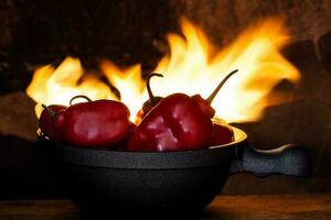 rood heet Chili paprika's Aan zwart achtergrond foto