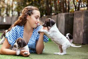 mooi jong meisje hebben pret met haar klein Frans braque puppy's foto