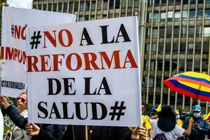 bogotá, Colombia, 2022. vredig protest marsen in Bogota Colombia tegen de regering van gustav petro. foto