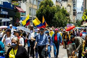 bogotá, Colombia, 2022. vredig protest marsen in Bogota Colombia tegen de regering van gustav petro. foto