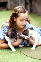 mooi jong meisje hebben pret met haar klein Frans braque puppy's foto