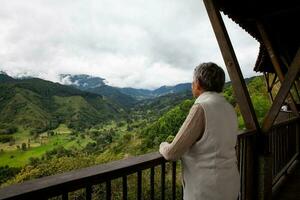 senior vrouw Bij de mooi visie punt over- de kokos vallei in Salento, gelegen Aan de regio van quindio in Colombia foto