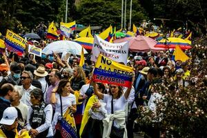 bogotá, Colombia, 2022. vredig protest marsen in Bogota Colombia tegen de regering van gustav petro. foto