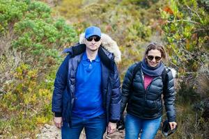 jong paar verkennen natuur Bij een mooi paramo Bij de afdeling van cundinamarca in Colombia foto