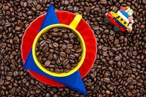 Colombiaanse koffie en een traditioneel landelijk bus gebeld chiva over- een achtergrond van geroosterd koffie bonen foto