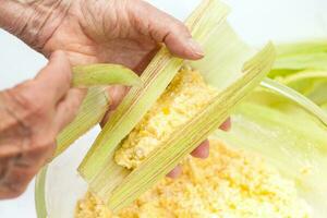 Colombiaanse zoet maïs inpakken voorbereiding foto