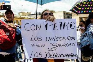 bogotá, Colombia, 2022. vredig protest marsen in Bogota Colombia tegen de regering van gustav petro. foto