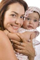 gelukkig mooi jong moeder en haar baby meisje Aan wit achtergrond foto