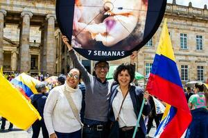 bogotá, Colombia, 2022. vredig protest marsen in Bogota Colombia tegen de regering van gustav petro. foto