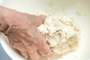 hand- kneden Colombiaanse cassave brood deeg. pandeyuca foto