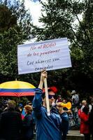 bogotá, Colombia, 2022. vredig protest marsen in Bogota Colombia tegen de regering van gustav petro. foto