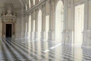 reggia di venaria echt, Italië - gang perspectief, luxe marmer, galerij en ramen - Koninklijk paleis foto