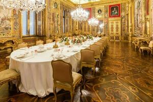 Koninklijk paleis dining kamer. luxe elegant oude interieur, wijnoogst stijl. foto