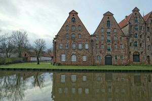 lubeck rivier- oud gebouwen op te slaan huis foto