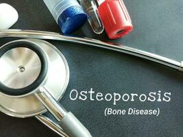 osteoporose, een bot ziekte. medisch conceptuele afbeelding. zwakheid van bot. foto