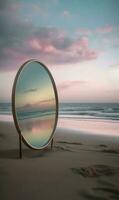 een spiegel Aan de strand met de zon instelling achter het foto
