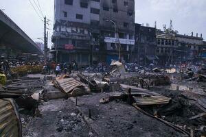 7e april 2023, een visie van na enorm brand overspoelt beroemd kleding markt bangabazar in Dhaka, Bangladesh foto