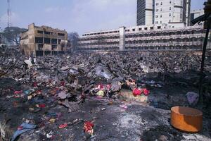 7e april 2023, een visie van na enorm brand overspoelt beroemd kleding markt bangabazar in Dhaka, Bangladesh foto