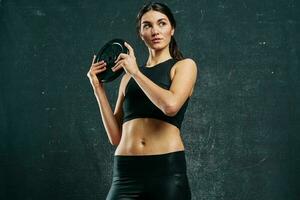 sport- vrouw slank figuur training donker achtergrond foto