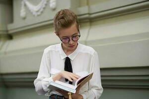 kort haren vrouw met een boek in zijn handen buitenshuis lezing communicatie foto