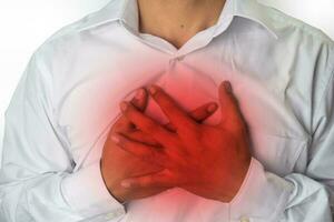 Mens borst pijn van zuur reflux of maagzuur, geïsoleerd Aan wit achtergrond foto
