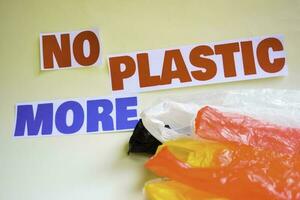 Nee meer plastic bericht. het shows een plastic met motto en selectief focus Nee meer plastic tekst. foto