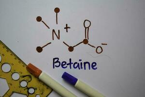 betaïne molecuul schrijven Aan de wit bord. structureel chemisch formule. onderwijs concept foto