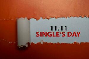 11.11 single dag tekst geschreven in gescheurd papier. medisch concept foto