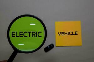 elektrisch of voertuig schrijven Aan een kleverig Notitie geïsoleerd Aan kantoor bureau. foto