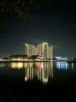 appartement samenvatting bekasi is een icoon van de modern stad van bekasi Bij nacht. samenvatting heeft behuizing en boodschappen doen centra. bekasi, Indonesië, januari 24, 2023 foto