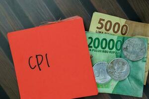 cpi - klant prijs inhoudsopgave schrijven Aan kleverig aantekeningen met Indonesisch valuta geïsoleerd Aan houten tafel. foto