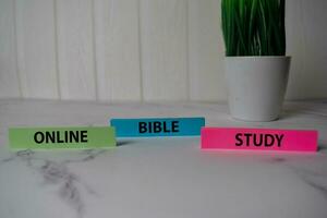 online Bijbel studie schrijven Aan een kleverig Notitie geïsoleerd Aan kantoor bureau. foto