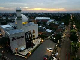 nurani moskee panorama visie grootste moskee in bekasi. Ramadan en eid concept en lawaai wolk wanneer zonsondergang of zonsopkomst visie. bekasi, Indonesië - januari, 8, 2021 foto