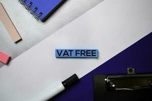 waarde toegevoegd belasting vrij tekst Aan kleverig aantekeningen met kleur kantoor bureau concept foto