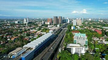 antenne visie van Jakarta lrt trein beproeving rennen voor fase 1 van pankoran. Jakarta, Indonesië, maart 2 2022 foto