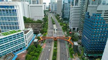 antenne visie van jpo pinisi - brug kruispunt mensen pinisi scheepsvormig in Jakarta. Jakarta, Indonesië, maart 8, 2022 foto