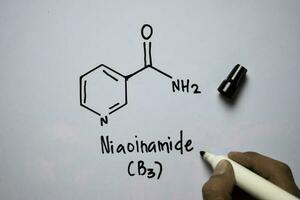 niaoïnamide molecuul geschreven Aan de wit bord. structureel chemisch formule. onderwijs concept foto